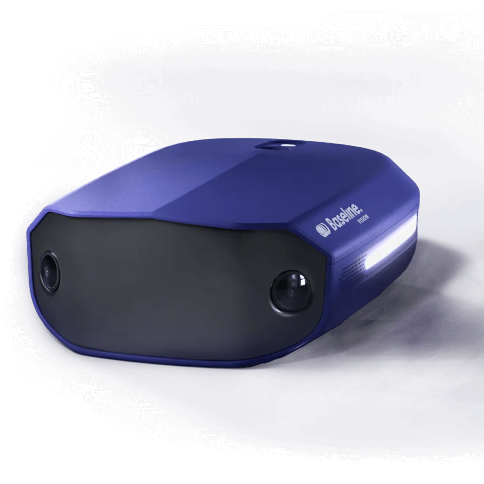 Treinador acompanhando aluno em quadra com tecnologia Baseline Vision